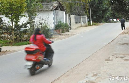 卡车突然开门 电瓶车车主撞上身亡