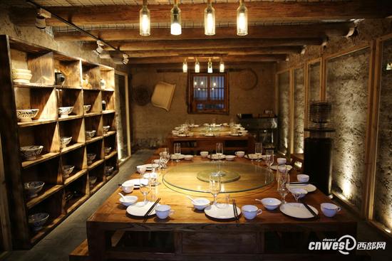 宁陕一小山村山民搬走了 留下的土坯房变美味餐厅