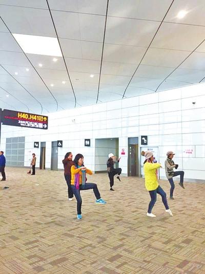 记者新郑机场见闻：航班延误，候机旅客组团打太极