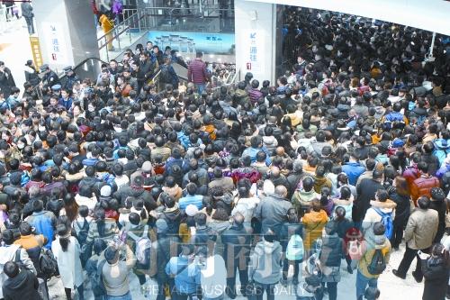 郑州大雪致机场关闭高铁晚点 地铁“暴涨”3万人次