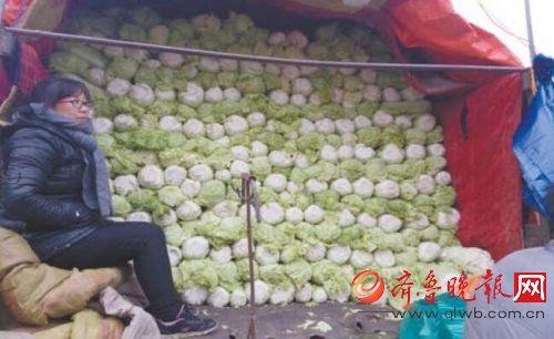 凌晨1点，菜贩就开始在菜市场忙活。本报记者 孙业文 摄