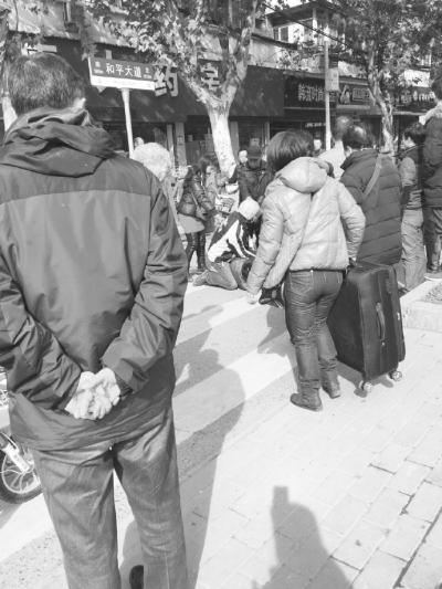 张小龙抓住抢钱者。网友供图