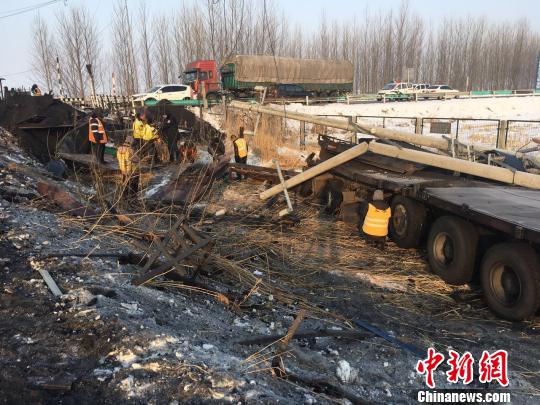 黑龙江一拉煤货车违法闯入铁道口与火车相撞 幸无伤亡 网友提供