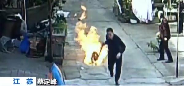 视频｜中国好邻居拖着火煤气罐狂奔：要牺牲就我一个人飞上天