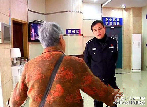 扬子晚报网12月4日讯（通讯员 王梦琪 记者 万凌云）“我的天，这可怎么是好？”今天晚上，镇江润州公安分局宝塔路派出所相关民警，给记者讲述起4日上午接处的一起警情，有些哭笑不得。上午，一名年已84岁的老太，在捡拾了一本驾照后，主动送到派出所，但接下来的事情，却实在令人接受不了：老太太跟失主，索要1万元的“辛苦费”！