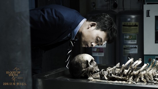 张译仔细观察无名尸骨