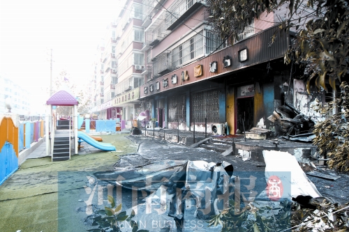 园内操场上铺着的地毯被烧掉了一半