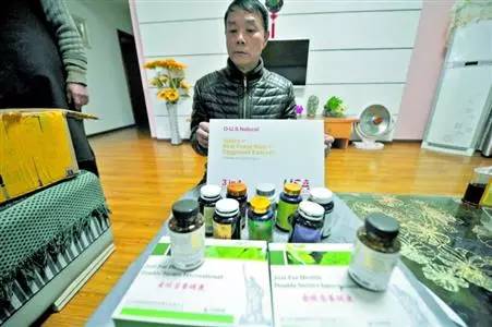 快递哥见老人多次签收保健品,截下钱联系家人!