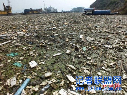 2015年10月20日，湖北宜昌市长江三峡大坝上游银杏沱江段，漂浮物聚集在回水湾或者江心形成带状和片状，清漂工人在忙着打捞。三峡水库目前正在进行175米高程蓄水，随着水位的升高，三峡库区江河两岸的垃圾、枯枝等不断进入水库形成漂浮物，这些漂浮物五花八门，以塑料泡沫、瓶子、鞋子等生活垃圾和树枝枯枝等为主。 刘君凤 摄 图片来源：视觉中国 