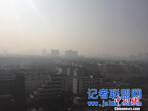  资料图： 图为遭“霾伏”的古城扬州。　崔佳明 摄