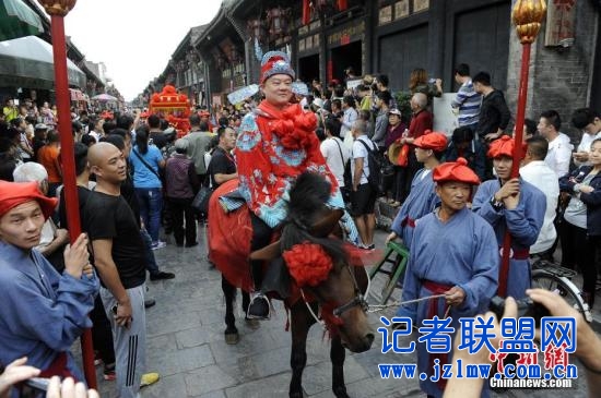 资料图 山西平遥古城上演传统婚俗秀 武俊杰 摄