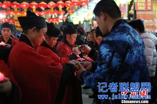 湖南南岳庙会元宵上演系列民俗表演“旅游+文化”备受追捧