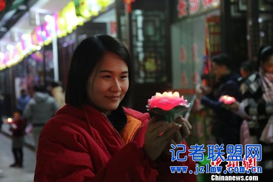 游客手捧莲花灯。 文丽贵 摄