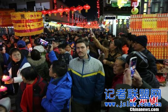 南岳庙会吸引外国友人。 文丽贵 摄