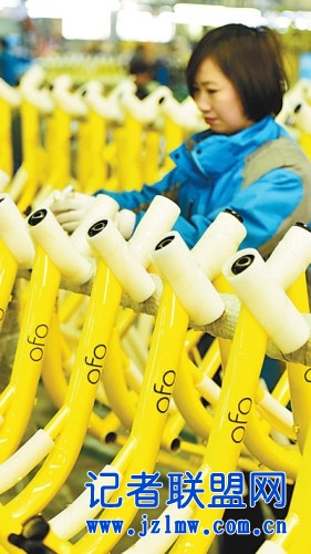 　　从2016年12月开始，天津“飞鸽”自行车与ofo共享单车合作，按照共享单车高强度使用和耐磨损的特点进行生产，目前规模达每月40万辆。图为生产车间场景。 　　新华社记者 岳月伟摄