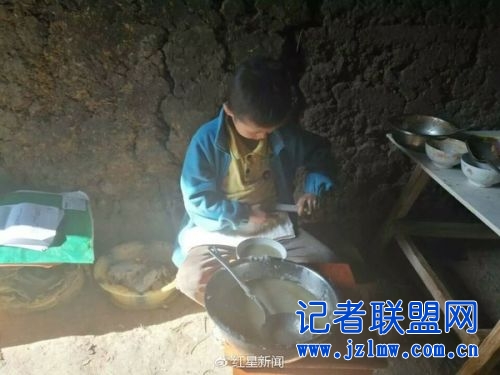 司顺阳用注射器将流食通过瘘管注入