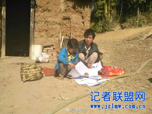 9岁的司顺阳和爸爸在家门口