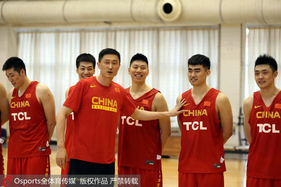 杜锋介绍蓝队队员