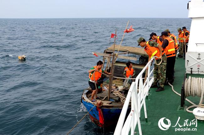 海南海警成功救助2名海钓遇险渔民
