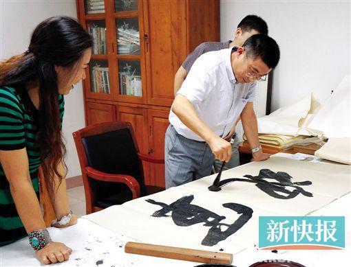 蔡显良表示,临摹时最好要选择与原作接近的工具材料。