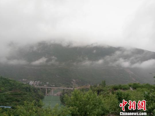 石漠化治理下种植的果树 周娴 摄