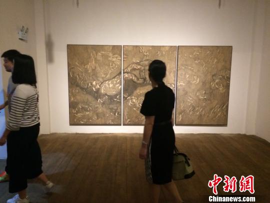 观众参观画展。