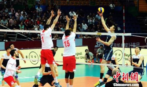 2017年世界男排联赛第二档次中国站比赛16日在江苏昆山进行首日比赛，中国队再次迎战土耳其队，并最终以43：41、26：24、25：21，直落三局，取得此站开门红。　濮建明 摄