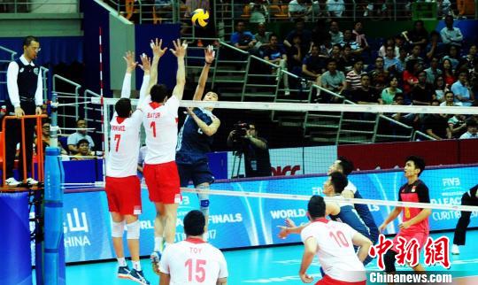 2017年世界男排联赛第二档次中国站比赛16日在江苏昆山进行首日比赛，中国队再次迎战土耳其队，并最终以43：41、26：24、25：21，直落三局，取得此站开门红。　濮建明 摄
