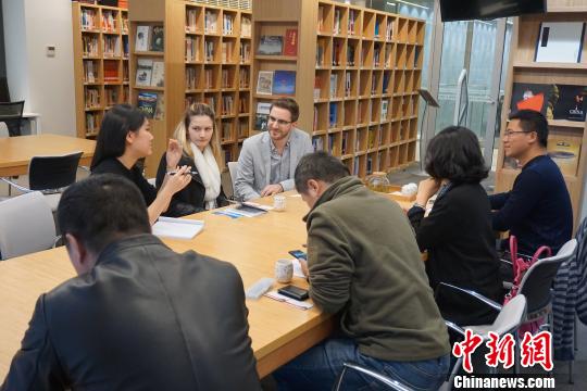 四川参展代表与澳大利亚动漫艺术展负责人进行会谈。 夏长青 摄