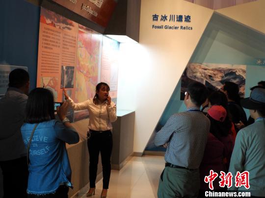 图为全国30多家都市主流媒体的60多名记者参观昆仑山世界地质公园博物馆。　孙睿 摄