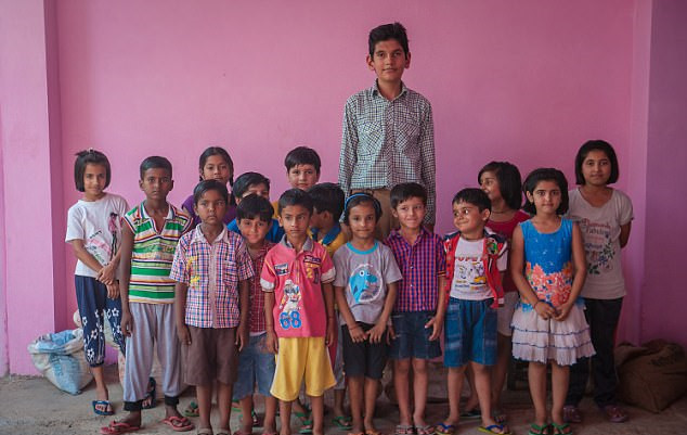 卡兰·辛格与其他八岁的同学