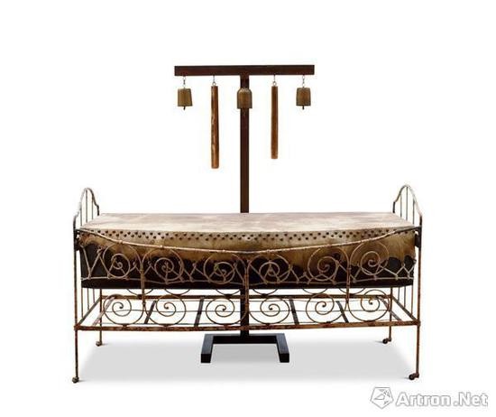 陈箴 &nbsp;持续不断的声音 木头 铁 牛皮 麻绳 装置 160×150×100cm 1998年作 成交价：333.5万元