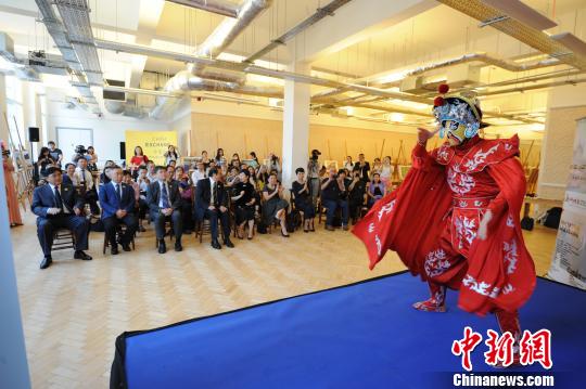 中外嘉宾在欣赏遵义市的传统特色表演“变脸”。 李克 摄