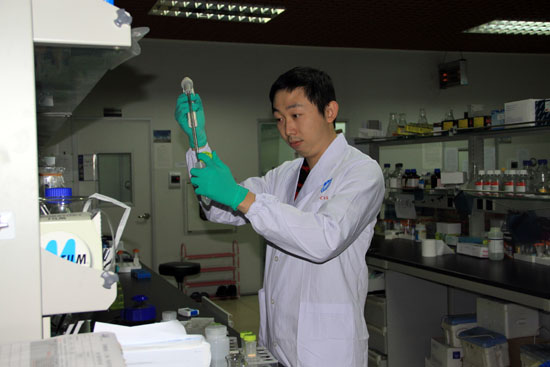 陈捷凯在实验室
