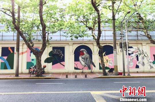 “街头艺术”上施工墙上海衡山路现“巨幅露天壁画”