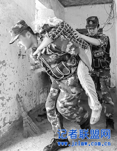 新疆精河地震灾区：第一时间组织力量救灾