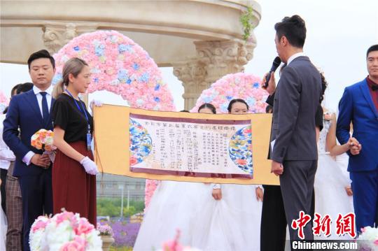 图为展示民国风的婚书。　李强　摄