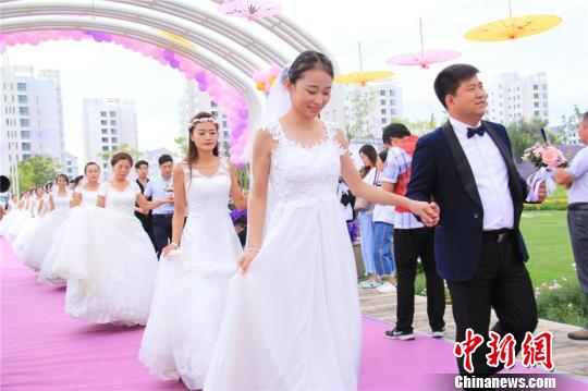 图为新人出场。　李强　摄