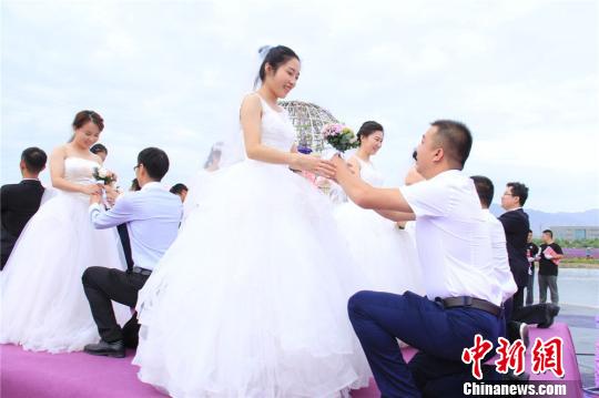 图为集体求婚。　李强　摄