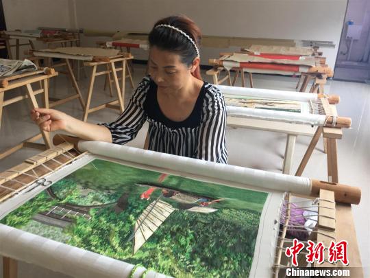 三峡集团累计支援295万元用于宜昌银罡桑蚕科技股份有限公司厂房和移民培训大楼建设,带动当地1.48万亩桑树种植业发展,促成坝区三镇茧丝绸、节能炉灶和民间刺绣成规模兴起。 郭晓莹 摄