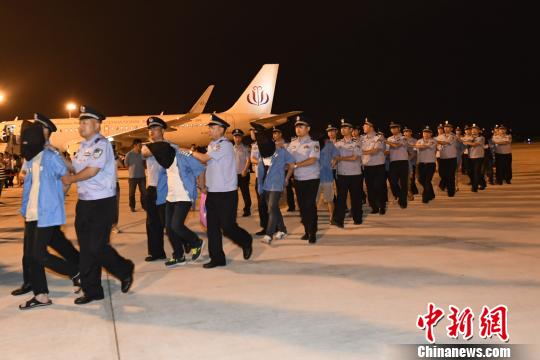 警方从柬埔寨押解122名特大跨境电信诈骗案嫌犯回蓉