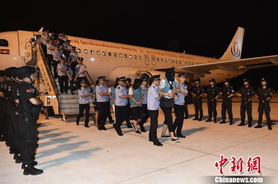 犯罪嫌疑人乘机抵达成都。 安源 摄