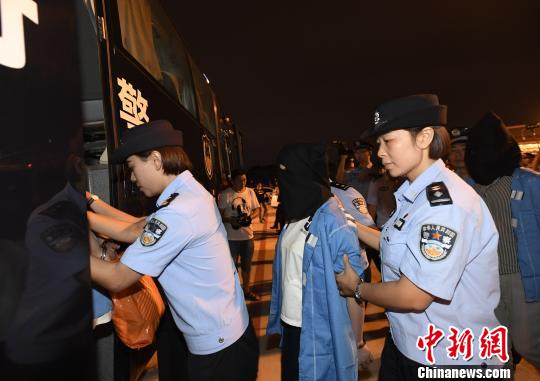 犯罪嫌疑人被押上押解车。 安源 摄