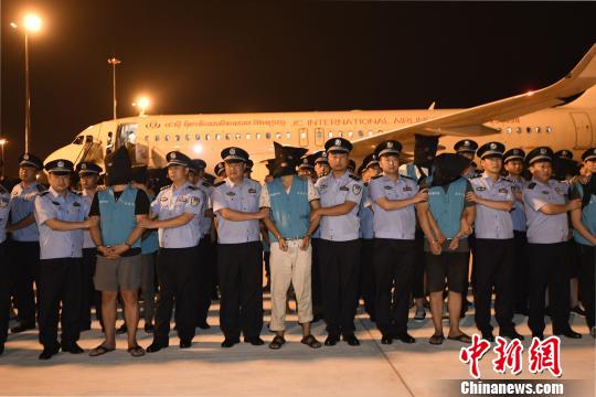 被押解回蓉的犯罪嫌疑人。 安源 摄