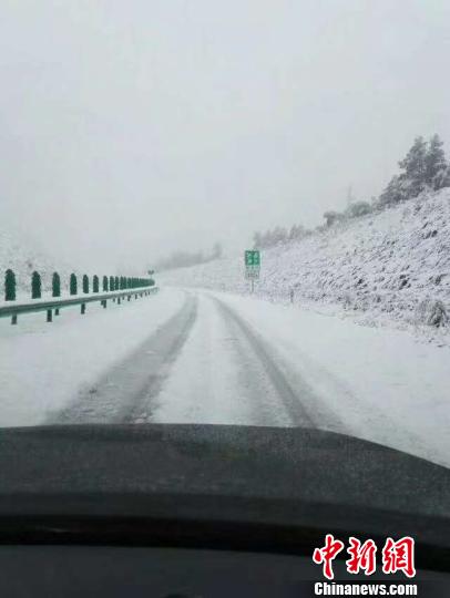 中国“北极”漠河迎来今秋首场降雪，街路两侧出现薄薄积雪。　王景阳 摄