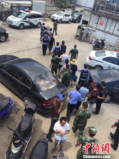 图为：椒江警方抓获37名涉嫌人。台州警方提供