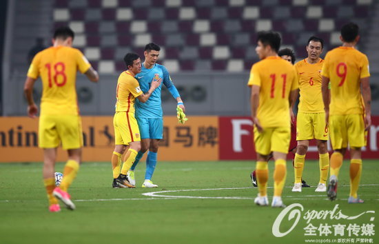 中国男足队员姜至鹏、守门员曾诚相互安慰