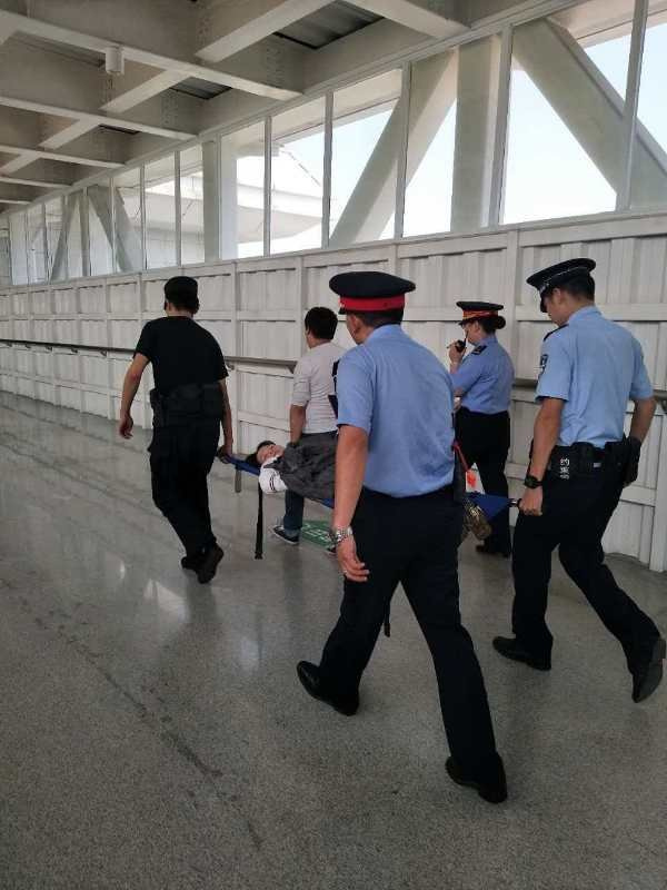 高铁车厢孕妇大出血 铁路警察急相救