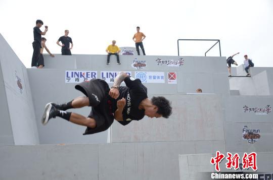 选手在比赛中 余皓 摄