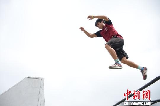 中外跑酷选手三国遗址公园上演精彩对决